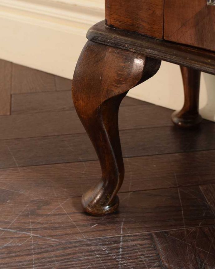 アンティークのキャビネット　アンティーク家具　美しい木目の英国で見つけたアンティーク ガラスキャビネット。女性1人でラクラク運べちゃう仕掛けHandleのアンティークは、脚の裏にフェルトキーパーをお付けしています。(k-2376-f)