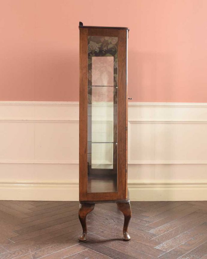 アンティークのキャビネット　アンティーク家具　美しい木目の英国で見つけたアンティーク ガラスキャビネット。横から見ると･･･横面もガラス。(k-2376-f)