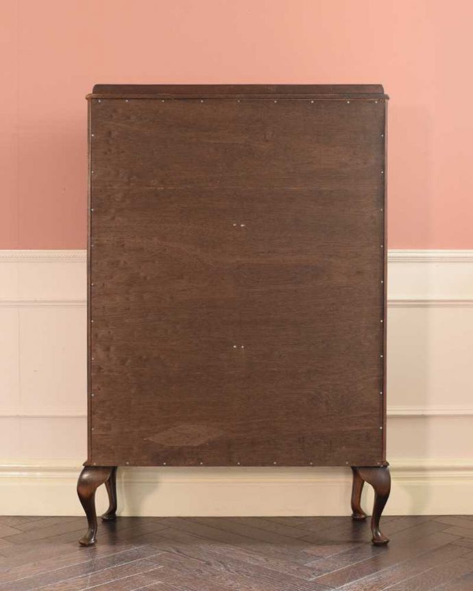 アンティークのキャビネット　アンティーク家具　美しい木目の英国で見つけたアンティーク ガラスキャビネット。修復してあるので後姿もキレイ！アンティークは新品ではないので、もちろん経年変化によるキズはありますが、専門の職人がキレイに修復したので、後ろ姿もキレイです。(k-2376-f)