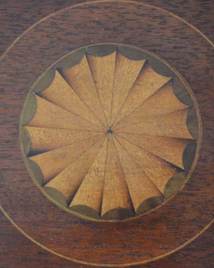 アンティークテーブルの装飾