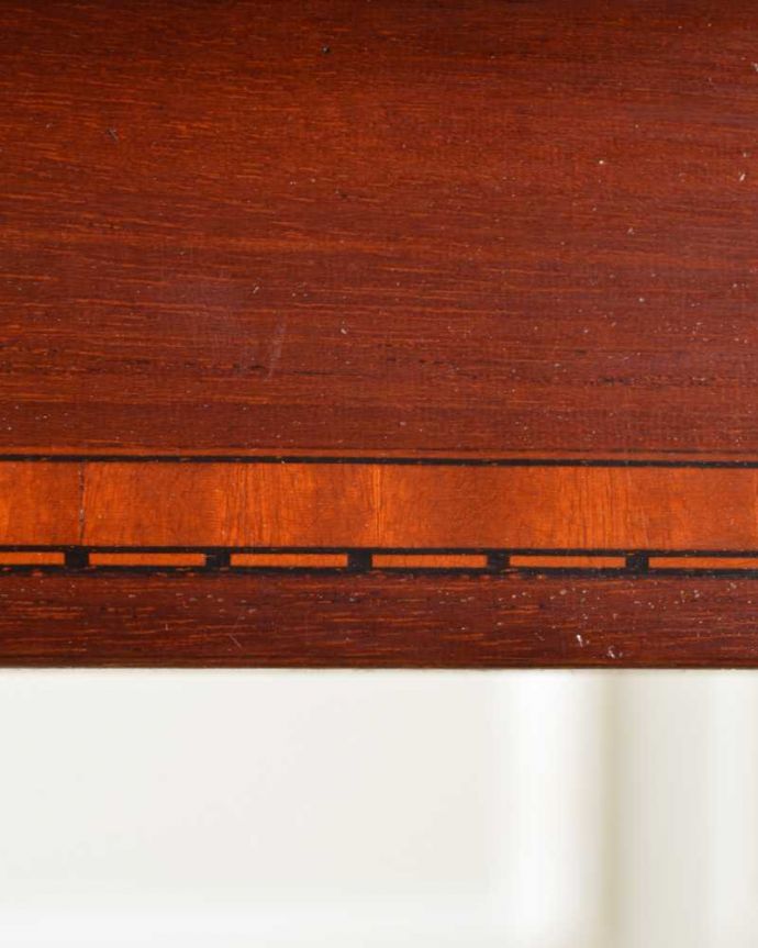 英国アンティーク家具らしい装飾