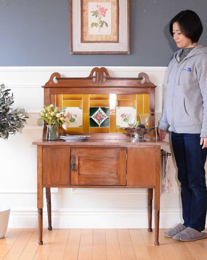 サイドボード アンティーク家具 英国のアンティーク家具、イエローのタイルに描かれたお花が素敵なウォッシュスタンド。アンティークでしか手に入らない家具まだ水道の発達していない時代に洗面所として必ず使われていたウォッシュスタンド。(k-2378-f)