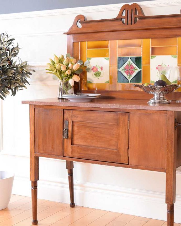 サイドボード アンティーク家具 英国のアンティーク家具、イエローのタイルに描かれたお花が素敵なウォッシュスタンド。タイルと天然大理石の美しいコラボ洗面器を置いて顔や手を洗う用に使っていた家具には、水が弾いてもいいようにタイルと天然大理石の贅沢な素材が使われています。(k-2378-f)