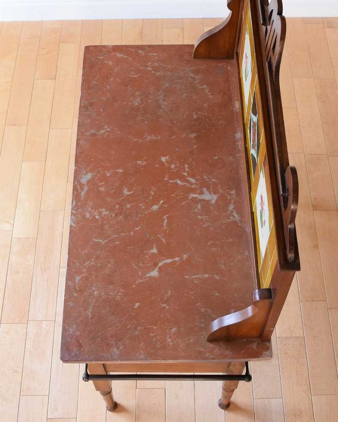 サイドボード アンティーク家具 英国のアンティーク家具、イエローのタイルに描かれたお花が素敵なウォッシュスタンド。天然大理石を使った贅沢な天板天板には女性の憧れ、天然の大理石が使われている贅沢な家具です。(k-2378-f)