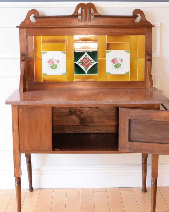 サイドボード アンティーク家具 英国のアンティーク家具、イエローのタイルに描かれたお花が素敵なウォッシュスタンド。扉を開いた中もキレイです。(k-2378-f)