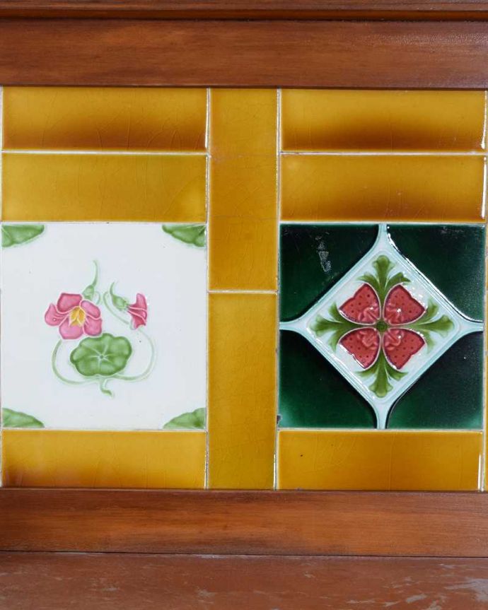 サイドボード アンティーク家具 英国のアンティーク家具、イエローのタイルに描かれたお花が素敵なウォッシュスタンド。アンティークだけが持つ独特の風合い美しい模様のアンティークタイルにうっとり・・・年月を経たアンティークタイルだけが持つ魅力を楽しんでください。(k-2378-f)