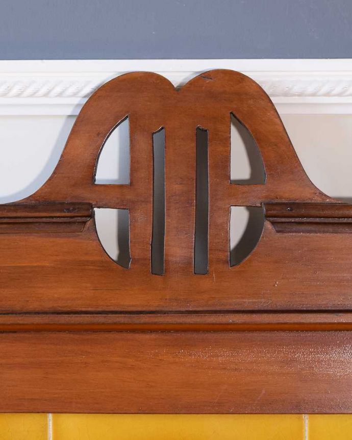 サイドボード アンティーク家具 英国のアンティーク家具、イエローのタイルに描かれたお花が素敵なウォッシュスタンド。惚れ惚れするような美しさとっても堅い無垢材に一体どうやって彫っていったんでしょう?アンティークらしく細かい彫りを眺めているだけでうっとりしてしまいます。(k-2378-f)