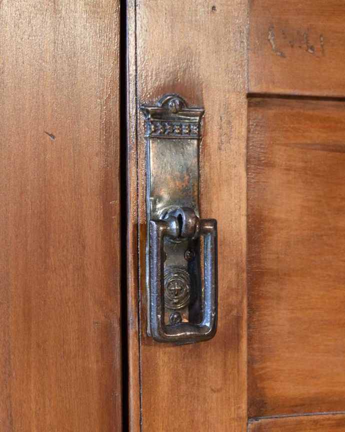 サイドボード アンティーク家具 英国のアンティーク家具、イエローのタイルに描かれたお花が素敵なウォッシュスタンド。扉の取っ手もステキアンティークらしい素敵なデザインが魅力。(k-2378-f)