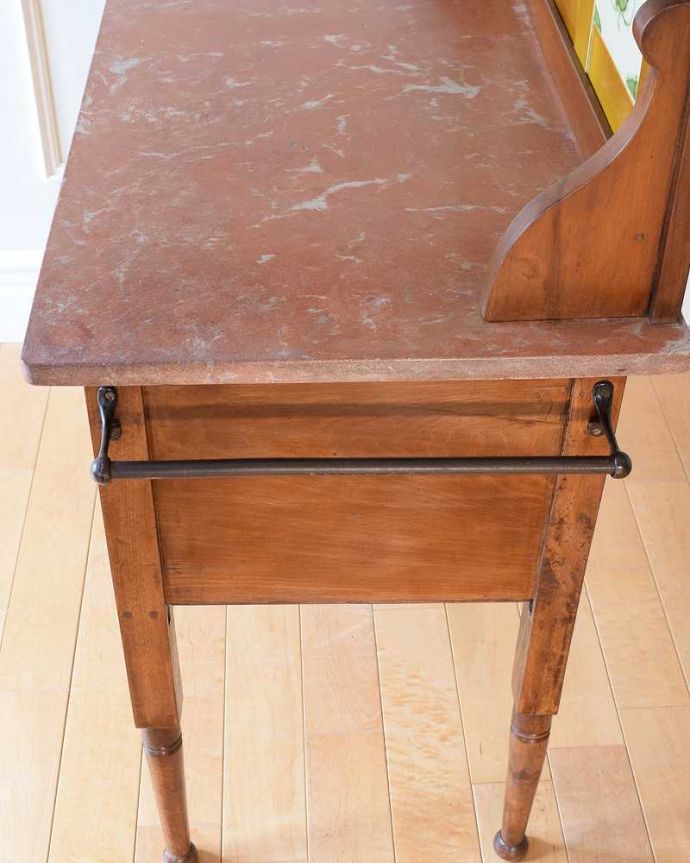 サイドボード アンティーク家具 英国のアンティーク家具、イエローのタイルに描かれたお花が素敵なウォッシュスタンド。タオルバーが付いています家具のサイドにはタオルを掛けていたタオルバーがキレイに残っていました。(k-2378-f)