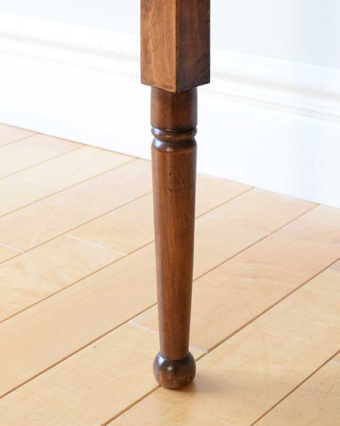 サイドボード アンティーク家具 英国のアンティーク家具、イエローのタイルに描かれたお花が素敵なウォッシュスタンド。女性1人でラクラク運べちゃうんですHandleのアンティークは、脚の裏にフェルトキーパーをお付けしています。(k-2378-f)