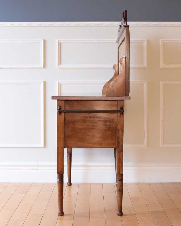 サイドボード アンティーク家具 英国のアンティーク家具、イエローのタイルに描かれたお花が素敵なウォッシュスタンド。横から見てもステキもちろん、横から見てもキレイに仕上がっています。(k-2378-f)