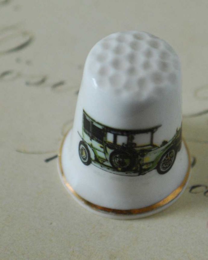 アンティーク 陶磁器の雑貨 アンティーク雑貨 かっこいいクラシックカーのアンティークシンブル(ボーンチャイナ)。幸運を呼ぶ女性のためのコレクションアイテムシンブルとは、上流階級の女性がたしなみとして行ったお裁縫の時に使った指ぬきのこと。(k-2378-z)