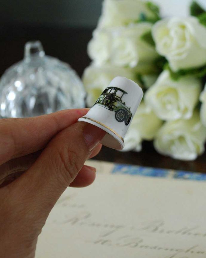 アンティーク 陶磁器の雑貨 アンティーク雑貨 かっこいいクラシックカーのアンティークシンブル(ボーンチャイナ)。コレクションしたくなる可愛らしさ指の帽子(finger hat)とも呼ばれるコロンとした形。(k-2378-z)