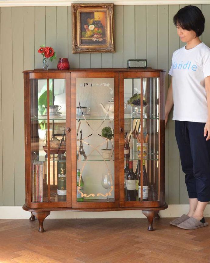アンティークのキャビネット　アンティーク家具　英国輸入のアンティーク家具、ガラスの装飾も美しいミラー付きガラスキャビネット。キラキラに輝くガラスのキャビネット。(k-2379-f)
