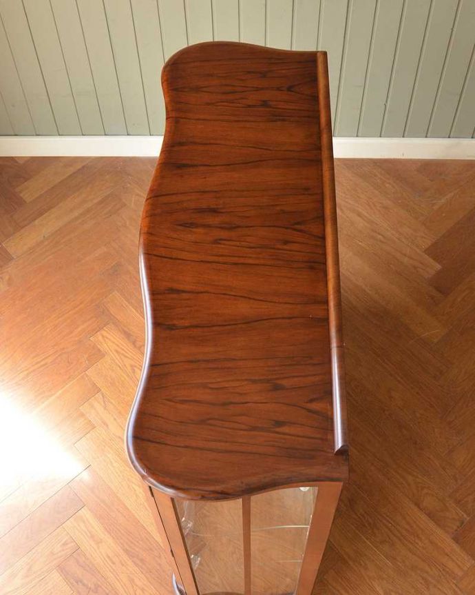 アンティークのキャビネット　アンティーク家具　英国輸入のアンティーク家具、ガラスの装飾も美しいミラー付きガラスキャビネット。上から見るとよく分かるキャビネットの形全体の形はこんな感じです。(k-2379-f)