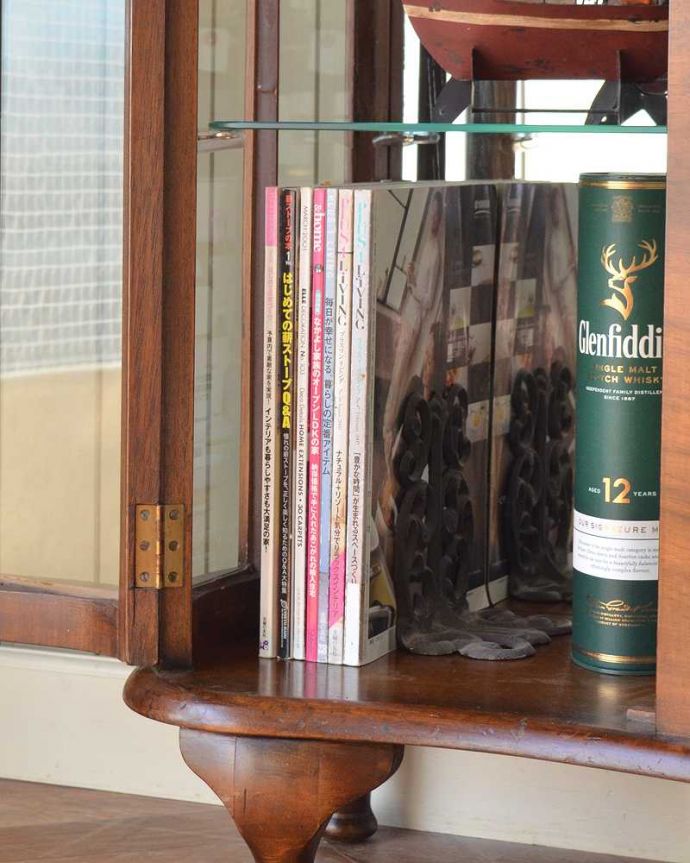 アンティークのキャビネット　アンティーク家具　英国輸入のアンティーク家具、ガラスの装飾も美しいミラー付きガラスキャビネット。A4サイズの雑誌も収納できる優等生雑誌まで収納できる高さ！本や雑誌もたっぷり収納出来ます。(k-2379-f)