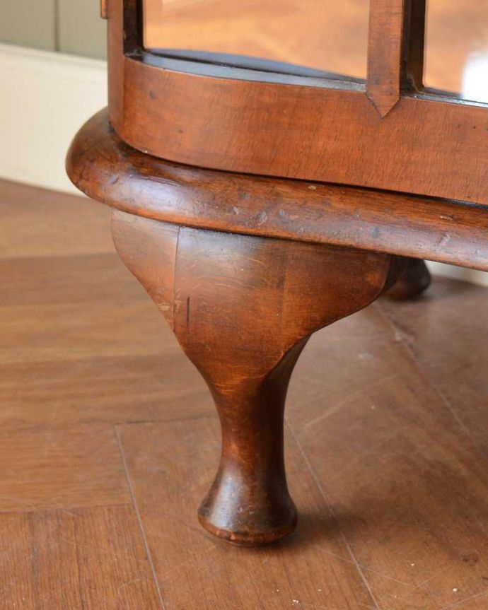 アンティークのキャビネット　アンティーク家具　英国輸入のアンティーク家具、ガラスの装飾も美しいミラー付きガラスキャビネット。女性１人でもラクに運べちゃうヒミツHandleのアンティークは、脚の裏にフェルトキーパーをお付けしているので、床を滑らせれば女性でも移動がカンタンに出来ます！ご安心下さい。(k-2379-f)