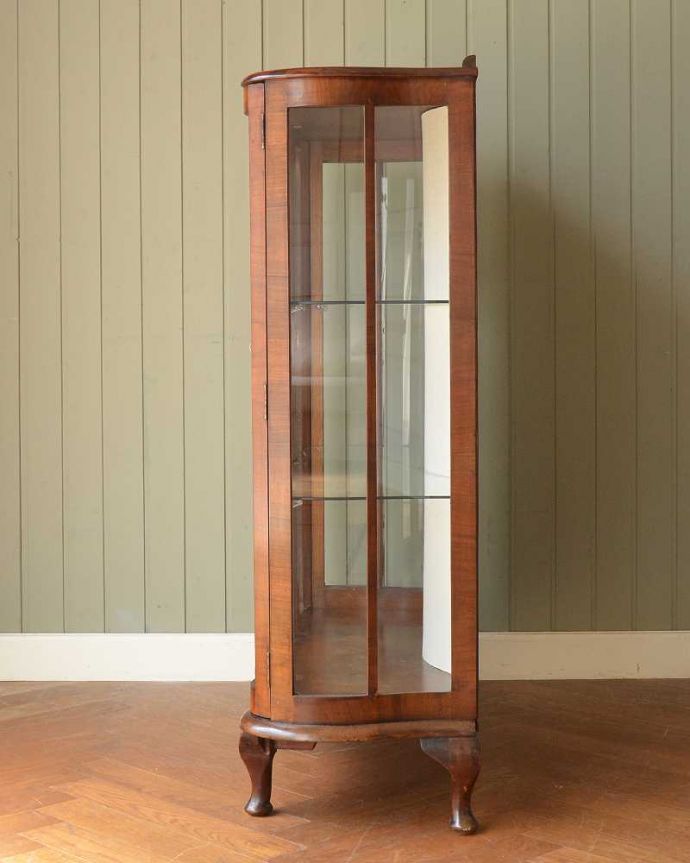 アンティークのキャビネット　アンティーク家具　英国輸入のアンティーク家具、ガラスの装飾も美しいミラー付きガラスキャビネット。横から見てもステキ背板以外の三方向がガラスで囲まれたキャビネット。(k-2379-f)