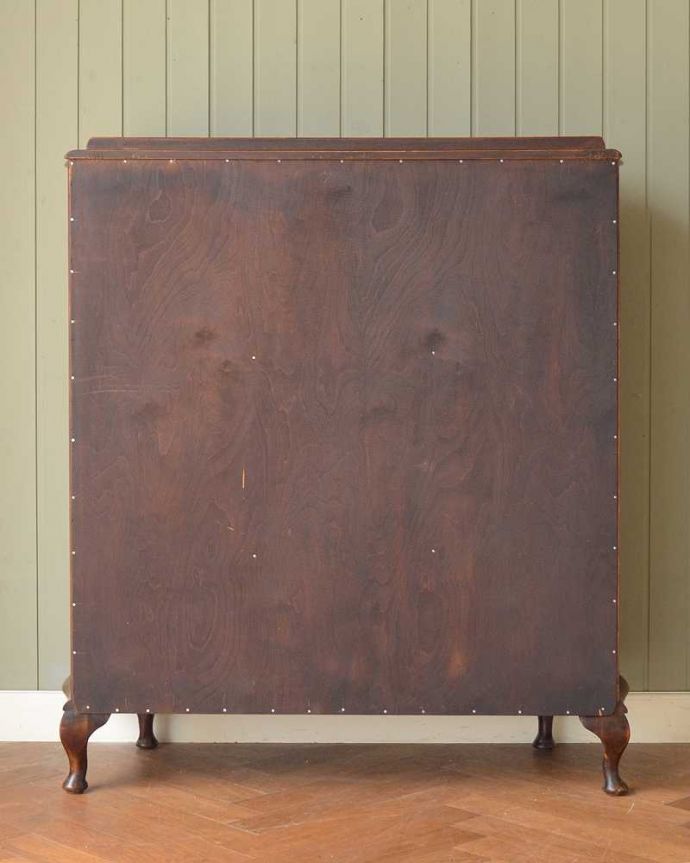 アンティークのキャビネット　アンティーク家具　英国輸入のアンティーク家具、ガラスの装飾も美しいミラー付きガラスキャビネット。もちろん背中を見てもキレイですアンティークは新品ではないので経年変化によるキズはありますが、専門の職人がキレイにお直ししたので、背中もキレイです。(k-2379-f)