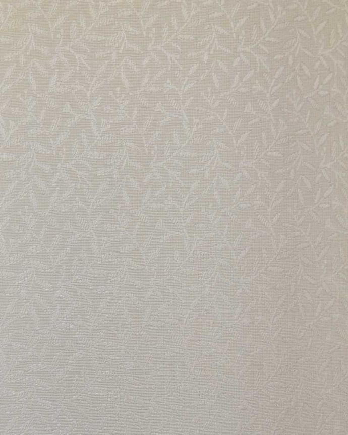 アンティークのキャビネット　アンティーク家具　英国輸入のアンティーク家具、ガラスの装飾も美しいミラー付きガラスキャビネット。新しく貼り替えましたキャビネットに似合う生地を選んで張り替えた背板。(k-2379-f)