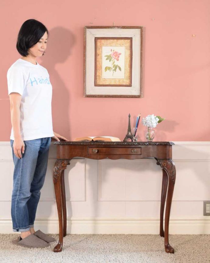 アンティークのテーブル　アンティーク家具　英国のアンティーク家具、繊細な彫りがキレイなホールテーブル（コンソールテーブル）。壁からお部屋を彩ってくれるアンティーク家具天板も引き出しもどっちも主役のサイドチェストテーブル。(k-2381-f)