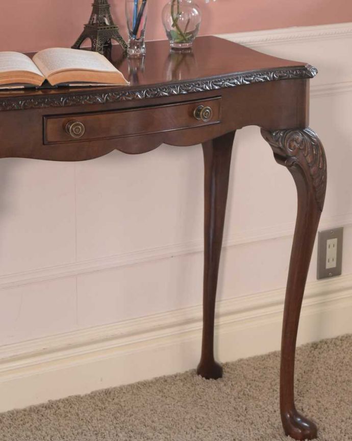 アンティークのテーブル　アンティーク家具　英国のアンティーク家具、繊細な彫りがキレイなホールテーブル（コンソールテーブル）。アンティークらしい華やかなデザイン優雅なデザインのアンティーク家具は、壁の前に置くだけで、お部屋の中がグンッと格上げされます。(k-2381-f)