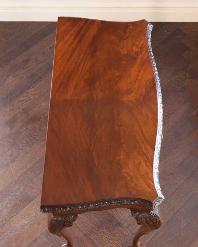 アンティークのテーブル　アンティーク家具　英国のアンティーク家具、繊細な彫りがキレイなホールテーブル（コンソールテーブル）。天板はテーブル代わりに使えます上から天板を見ると、こんな感じでキレイに仕上げました。(k-2381-f)