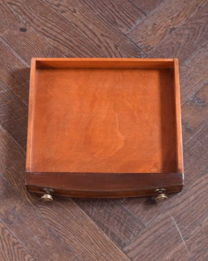 アンティークのテーブル　アンティーク家具　英国のアンティーク家具、繊細な彫りがキレイなホールテーブル（コンソールテーブル）。引き出しの中もキレイですちょっとした引き出しはとっても便利に使えます。(k-2381-f)