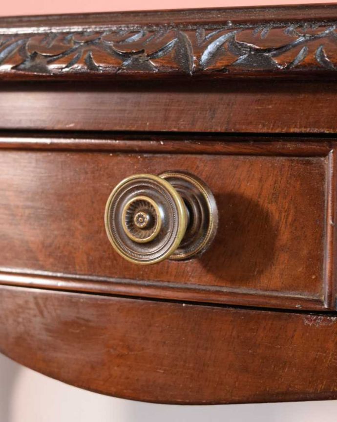 アンティークのテーブル　アンティーク家具　英国のアンティーク家具、繊細な彫りがキレイなホールテーブル（コンソールテーブル）。取っ手にもアンティークらしさアンティークらしく上品な取っ手。(k-2381-f)