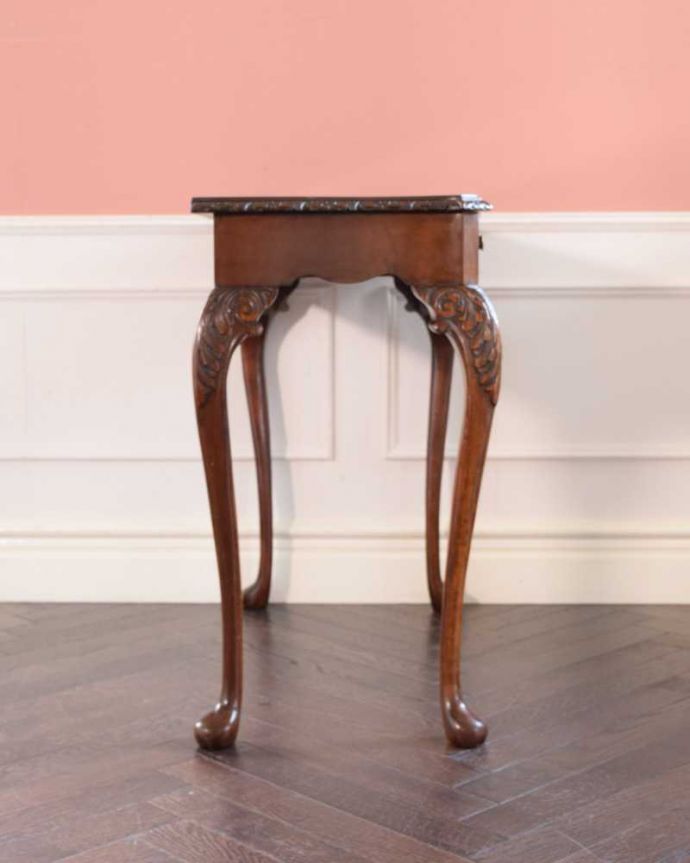 アンティークのテーブル　アンティーク家具　英国のアンティーク家具、繊細な彫りがキレイなホールテーブル（コンソールテーブル）。グルッと180度。(k-2381-f)