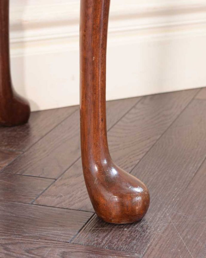 アンティークのテーブル　アンティーク家具　英国のアンティーク家具、繊細な彫りがキレイなホールテーブル（コンソールテーブル）。持ち上げなくても移動できます！Handleのアンティークは、脚の裏にフェルトキーパーをお付けしていますので、床を滑らせてれば女性1人でも移動が簡単です。(k-2381-f)