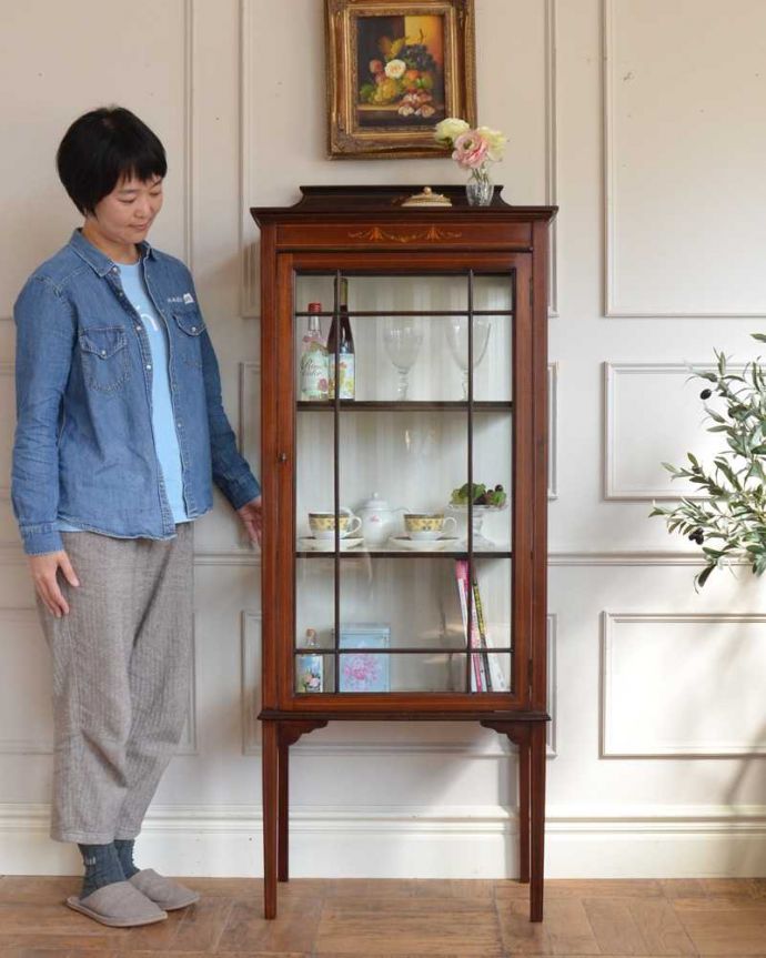 アンティークのキャビネット　アンティーク家具　象嵌入りの美しい英国インテリア、アンティークガラスキャビネット。眺めているだけで幸せ･･･芸術的に美しいディスプレイキャビネットは、置くだけで周りの空気を変えてくれます。(k-2384-f)