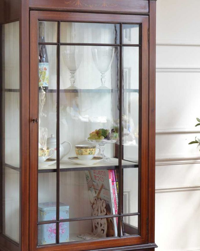 アンティークのキャビネット　アンティーク家具　象嵌入りの美しい英国インテリア、アンティークガラスキャビネット。扉に描かれた模様の美しさアンティークのガラスを通して中に入っているものを見ると、なんだかちょっと高級に見えるんです。(k-2384-f)