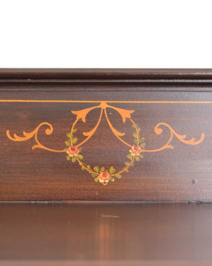 アンティークのキャビネット　アンティーク家具　象嵌入りの美しい英国インテリア、アンティークガラスキャビネット。上品で美しい象嵌象嵌とは模様に沿って異なる木材を埋め込んで絵を描いたものなんです。(k-2384-f)