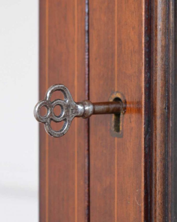 アンティークのキャビネット　アンティーク家具　象嵌入りの美しい英国インテリア、アンティークガラスキャビネット。開ける度にワクワク取っ手もアンティークらしいデザイン。(k-2384-f)