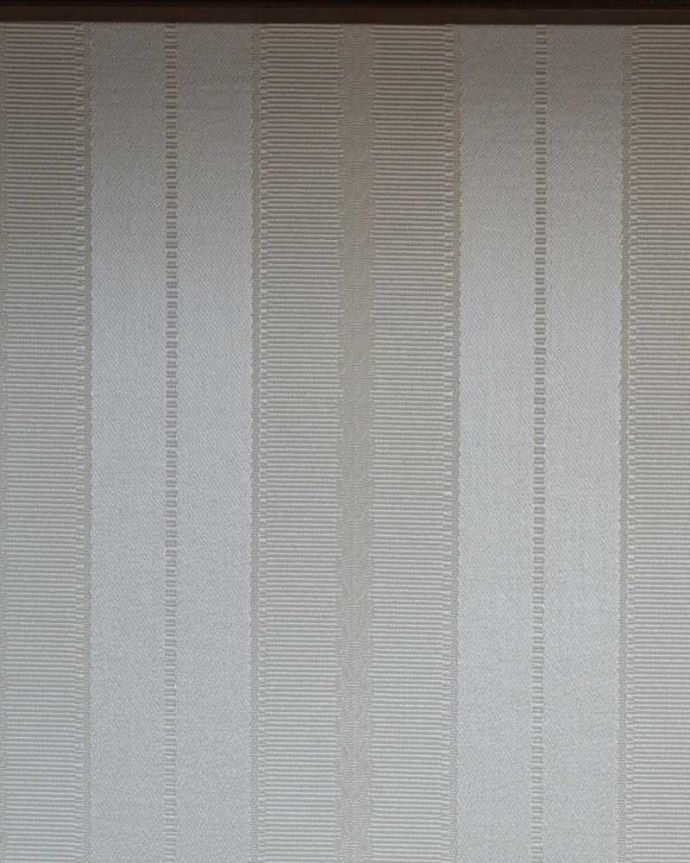 アンティークのキャビネット　アンティーク家具　象嵌入りの美しい英国インテリア、アンティークガラスキャビネット。新しく貼り替えましたキャビネットに似合う生地を選んで張り替えた背板。(k-2384-f)