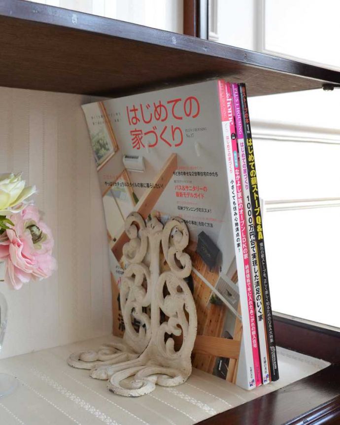 アンティークのキャビネット　アンティーク家具　象嵌入りの美しい英国インテリア、アンティークガラスキャビネット。扉の中は収納たっぷりA4サイズの雑誌までしっかり収納出来ちゃう大きさ。(k-2384-f)