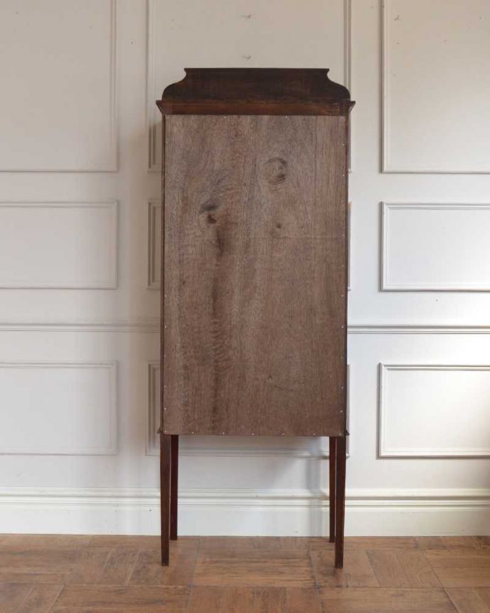 アンティークのキャビネット　アンティーク家具　象嵌入りの美しい英国インテリア、アンティークガラスキャビネット。キレイに修復しました！アンティークは新品ではないので、経年変化によるキズはありますが、専門の職人がキレイにお直しをしているので、後姿までキレイです。(k-2384-f)