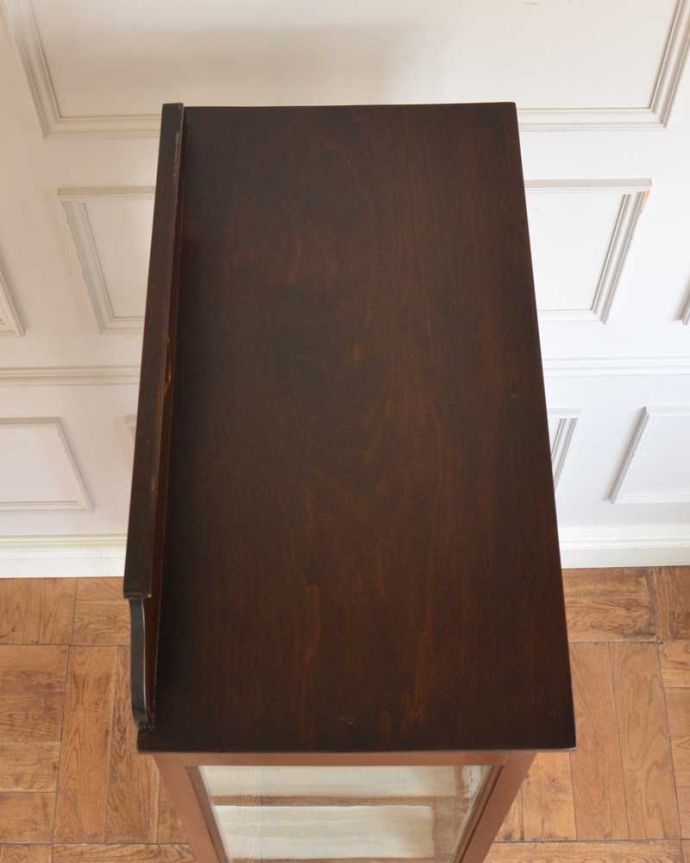 アンティークのキャビネット　アンティーク家具　象嵌入りの美しい英国インテリア、アンティークガラスキャビネット。上から見るとよく分かるキャビネットの形全体の形はこんな感じです。(k-2384-f)