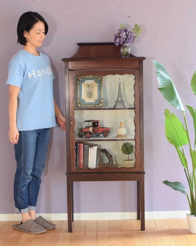 アンティークのキャビネット アンティーク家具 上品な姿に気品が漂う素敵な英国アンティーク家具、小ぶりなサイズのガラスキャビネット(飾り棚)。どこにでも置けちゃうサイズが魅力のキャビネットちょっとしたスペースがあればどこにでも置けちゃうコンパクトサイズのガラスキャビネット。(k-2385-f)