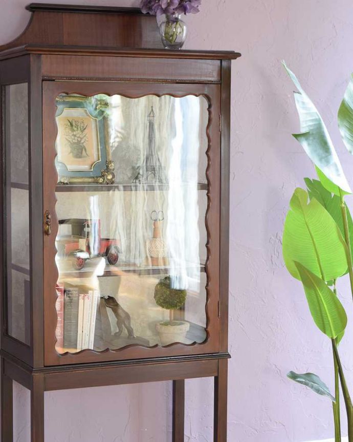 アンティークのキャビネット アンティーク家具 上品な姿に気品が漂う素敵な英国アンティーク家具、小ぶりなサイズのガラスキャビネット(飾り棚)。ガラス越しに中をのぞいてみると・・・中に入れたものが、なんだかちょっと高級に見えちゃうんです。(k-2385-f)