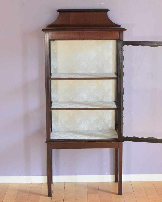 アンティークのキャビネット アンティーク家具 上品な姿に気品が漂う素敵な英国アンティーク家具、小ぶりなサイズのガラスキャビネット(飾り棚)。扉の中のクロスも新しいのでキレイです中を開けるとこんな感じ。(k-2385-f)