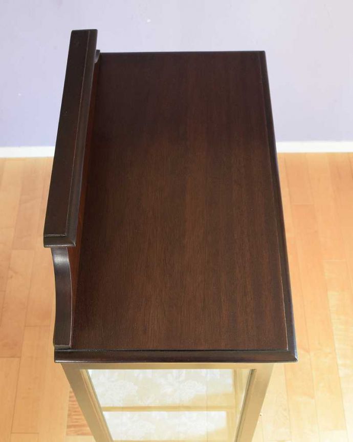 アンティークのキャビネット アンティーク家具 上品な姿に気品が漂う素敵な英国アンティーク家具、小ぶりなサイズのガラスキャビネット(飾り棚)。天板部分もキレイに仕上げました。(k-2385-f)