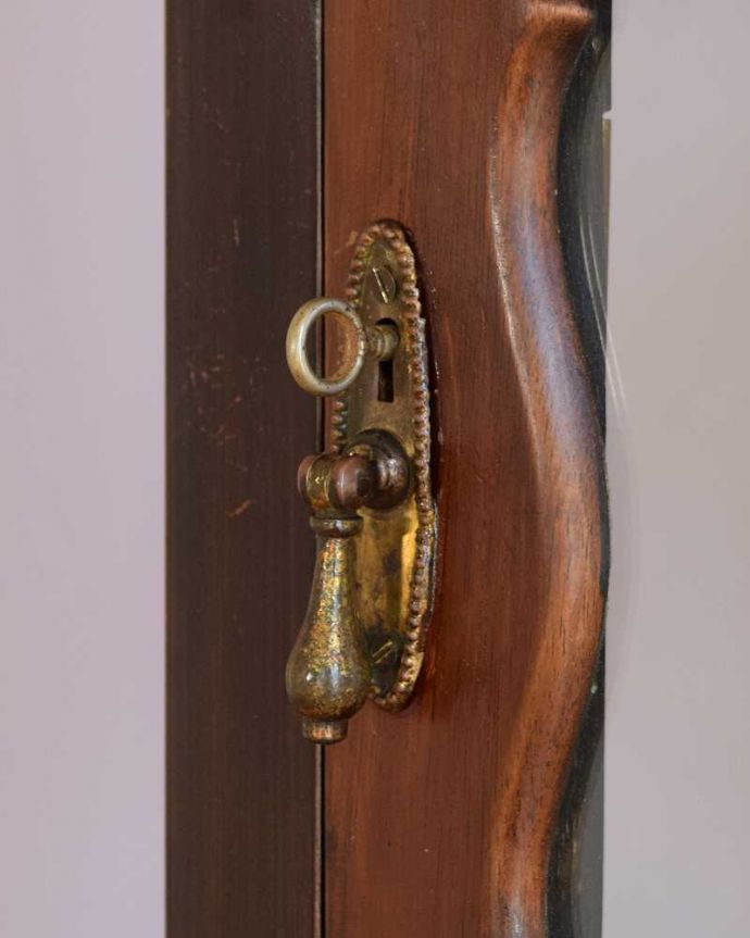 アンティークのキャビネット アンティーク家具 上品な姿に気品が漂う素敵な英国アンティーク家具、小ぶりなサイズのガラスキャビネット(飾り棚)。開ける度にワクワク・・・取っ手もアンティークらしいデザイン。(k-2385-f)