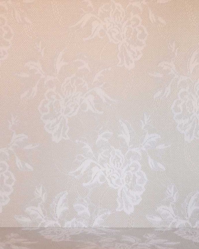 アンティークのキャビネット アンティーク家具 上品な姿に気品が漂う素敵な英国アンティーク家具、小ぶりなサイズのガラスキャビネット(飾り棚)。新しい生地で張り替えましたキャビネットの表情に合わせて新しい背板の生地を選びました。(k-2385-f)