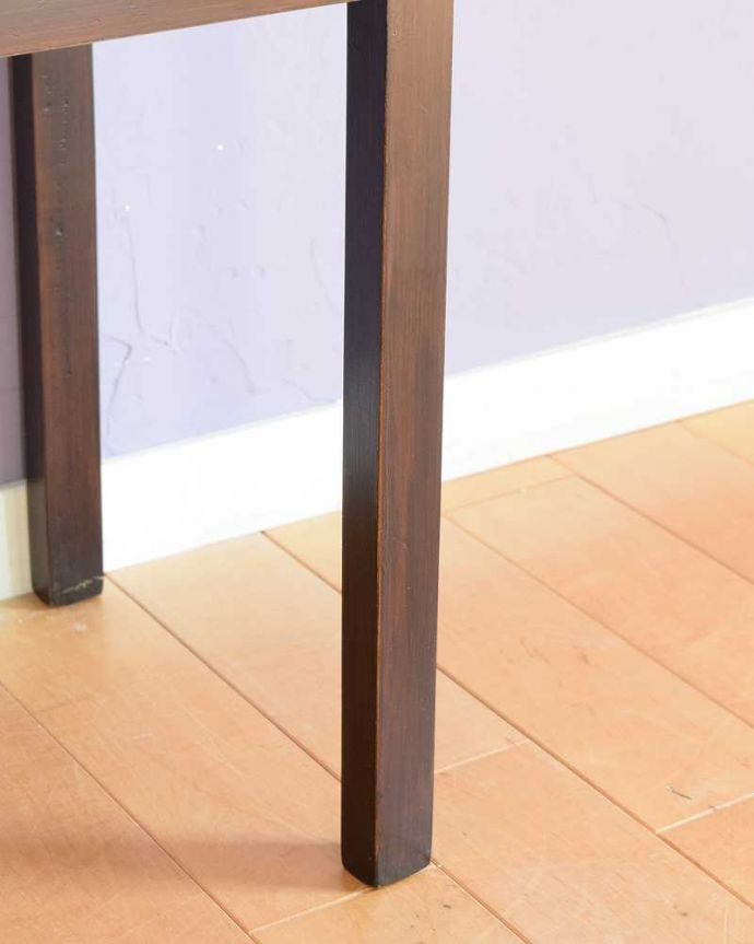 アンティークのキャビネット アンティーク家具 上品な姿に気品が漂う素敵な英国アンティーク家具、小ぶりなサイズのガラスキャビネット(飾り棚)。女性1人でラクラク運べちゃうんですHandleのアンティークは、脚の裏にフェルトキーパーをお付けしています。(k-2385-f)