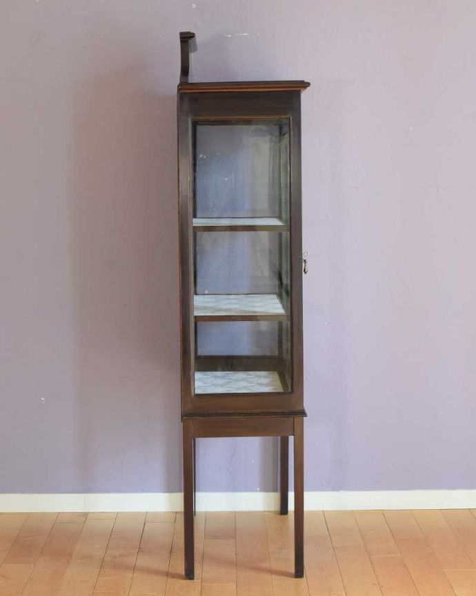 アンティークのキャビネット アンティーク家具 上品な姿に気品が漂う素敵な英国アンティーク家具、小ぶりなサイズのガラスキャビネット(飾り棚)。横から見ても素敵なんですガラスキャビネットはどこから見ても美しい!いろんな角度から中をのぞきこんで楽んで下さい。(k-2385-f)