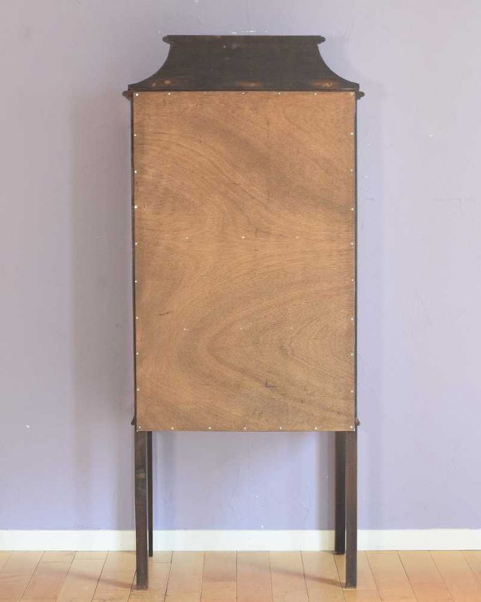 アンティークのキャビネット アンティーク家具 上品な姿に気品が漂う素敵な英国アンティーク家具、小ぶりなサイズのガラスキャビネット(飾り棚)。キレイに修復しました!アンティークは新品ではないので、経年変化によるキズはありますが、専門の職人がキレイにお直しをしているので、後姿までキレイです。(k-2385-f)