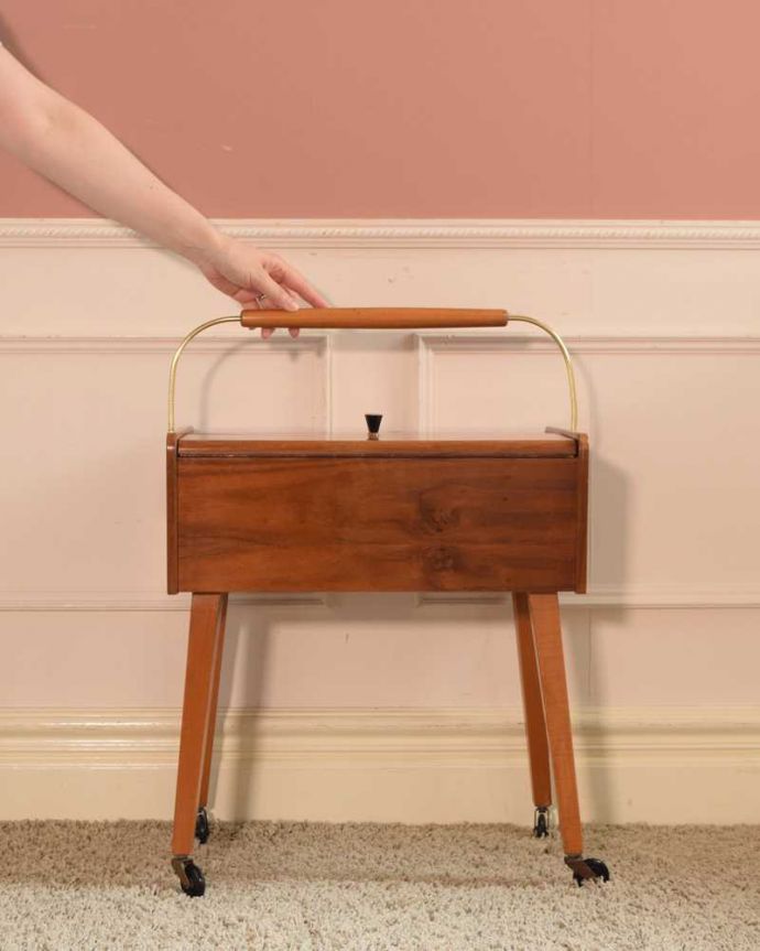 ソーイングボックス アンティーク家具 脚が長くてかっこいいイギリスで見つけた、アンティークソーイングボックス(裁縫箱) 。女性のためのお裁縫箱今も昔も、女性だったら必ず持っているアンティークのソーイングボックス。(k-2386-f)