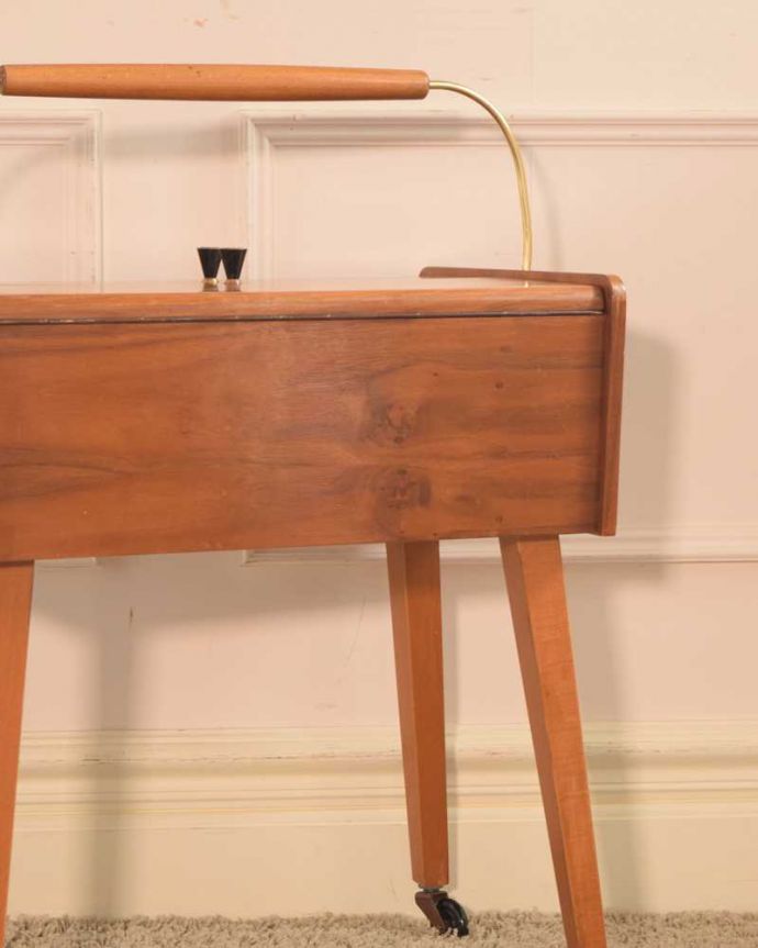 ソーイングボックス アンティーク家具 脚が長くてかっこいいイギリスで見つけた、アンティークソーイングボックス(裁縫箱) 。持ち運びもラクラクです持ち手が付いているので移動もラクラクです。(k-2386-f)